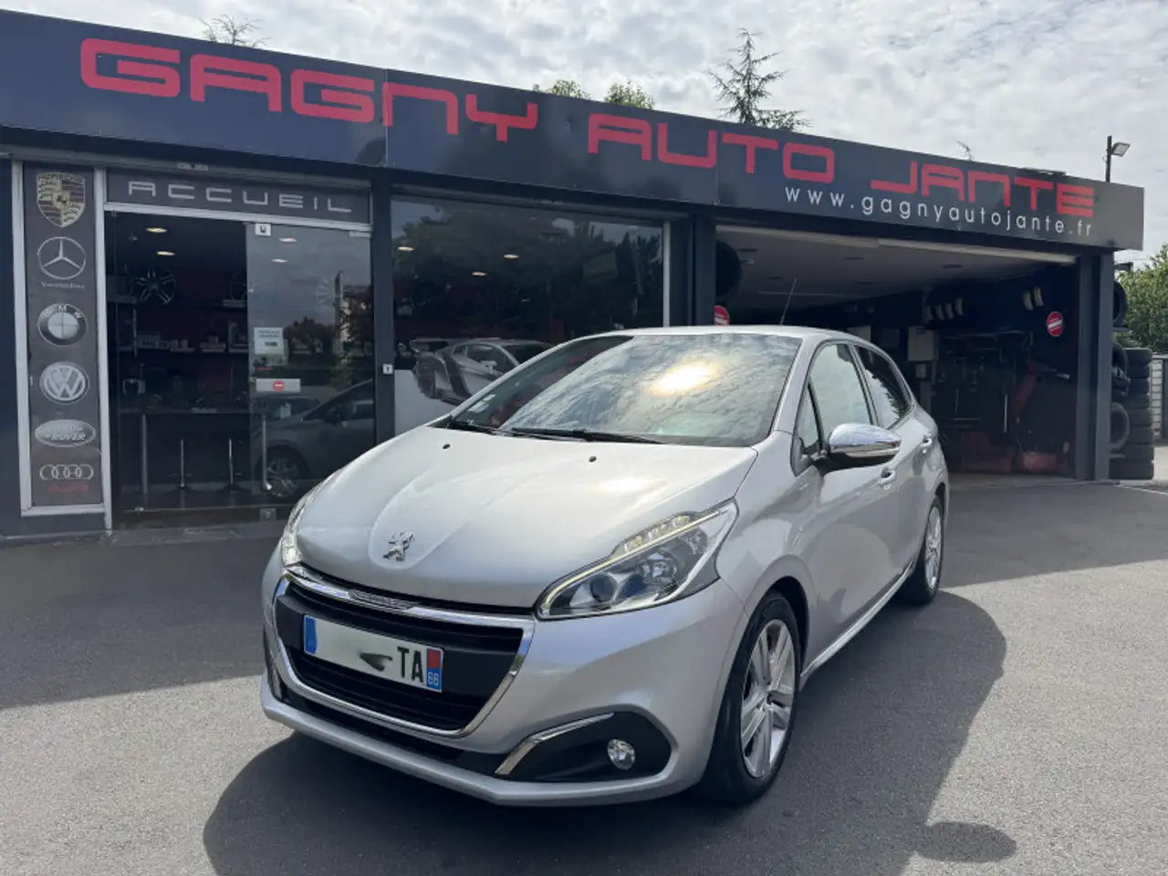 Peugeot 208 1.2 PURETECH 82CH STYLE 5P — photo 1 of 16