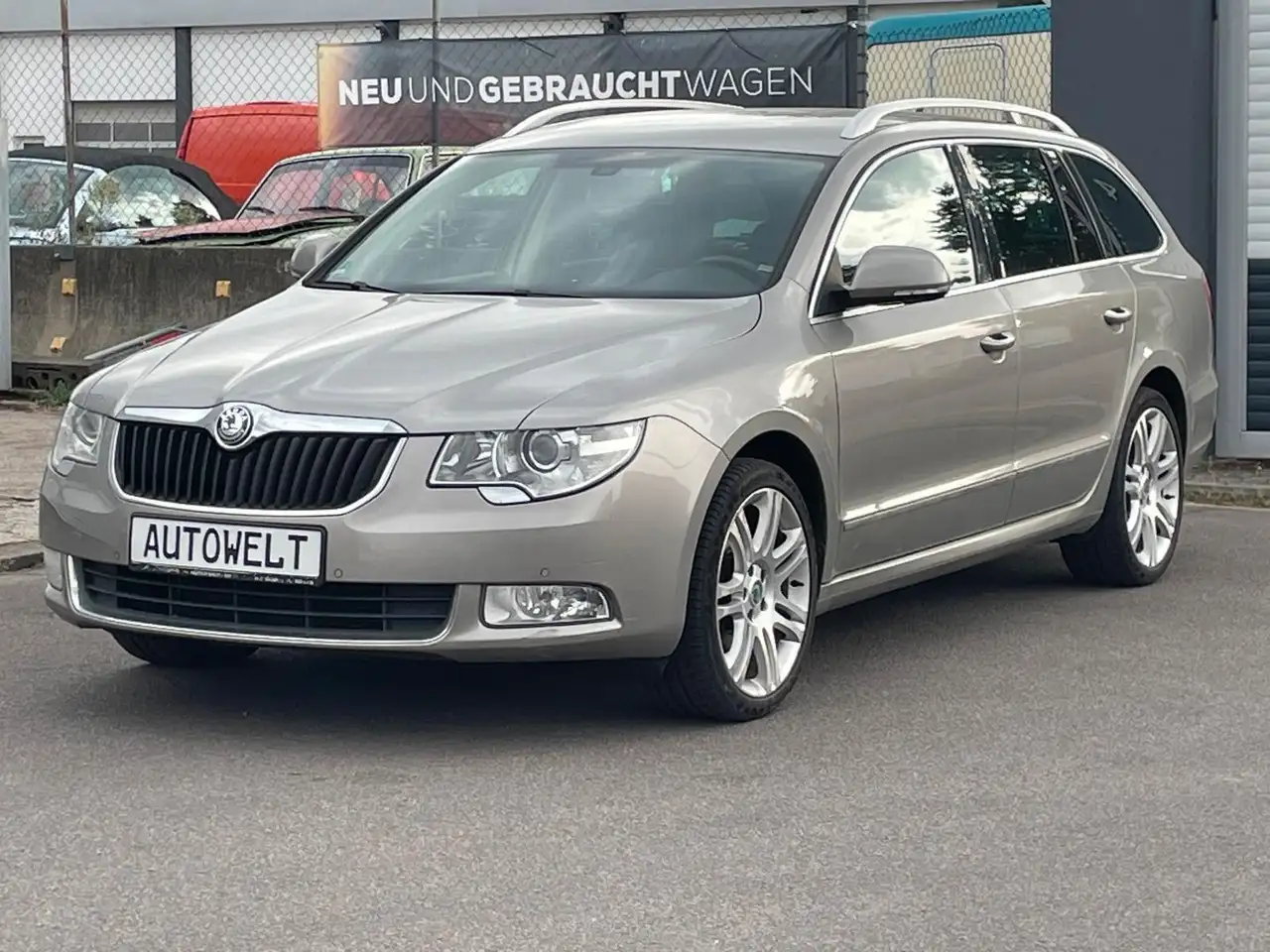 Skoda Superb Combi Elegance 4x4 2,0 TDI AHK Navi Xenon — photo 1 of 34