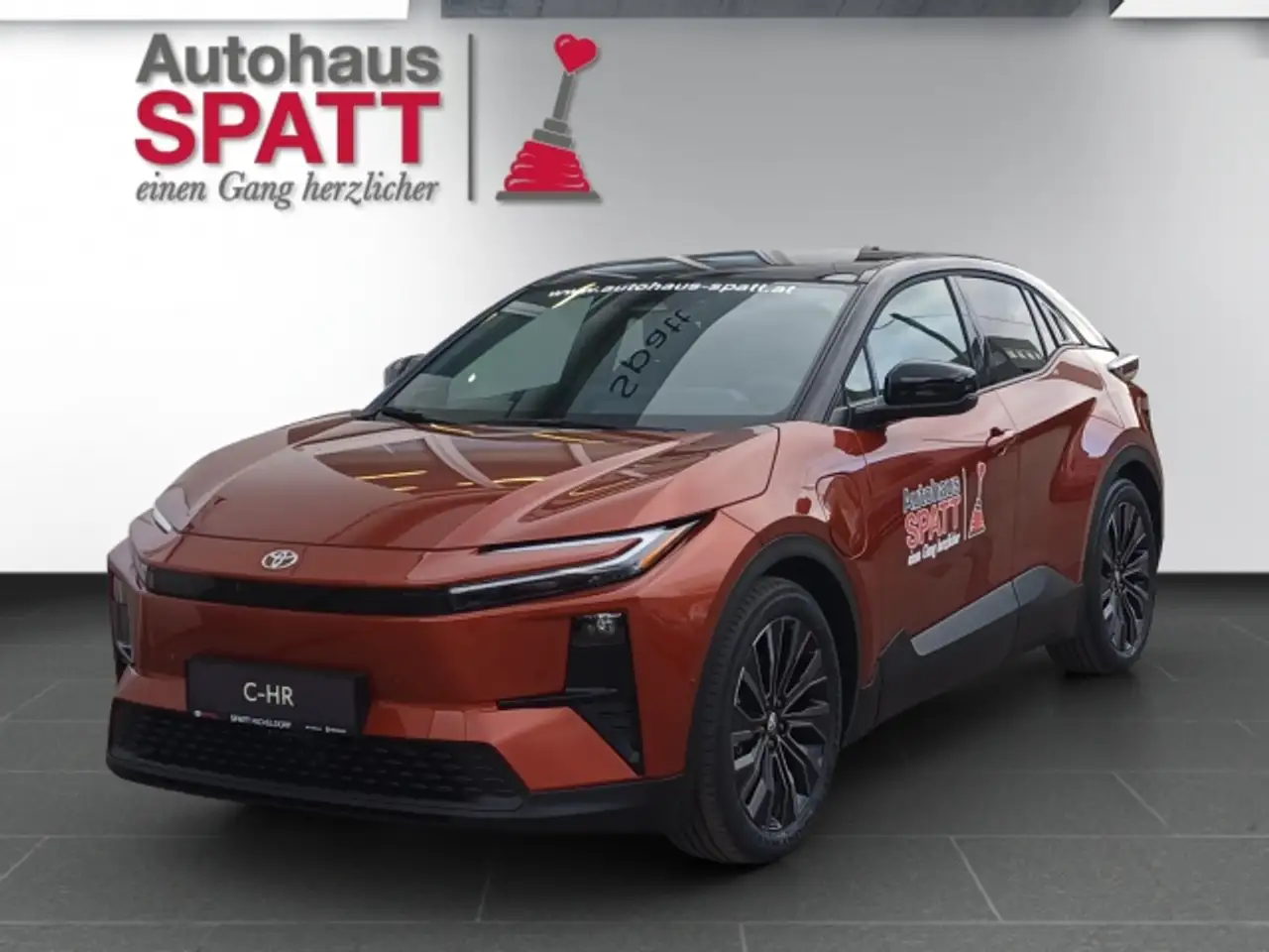 Toyota C-HR+ Lounge 4WD BEV + Sky & Sound Paket !! Jungwagen !! — photo 1 of 7
