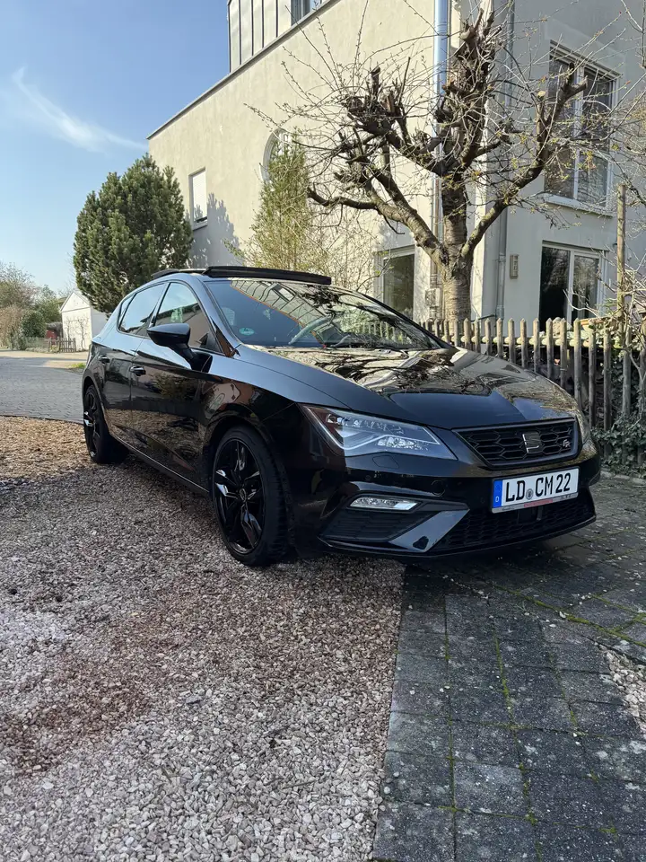 SEAT Leon FR — photo 1 of 7