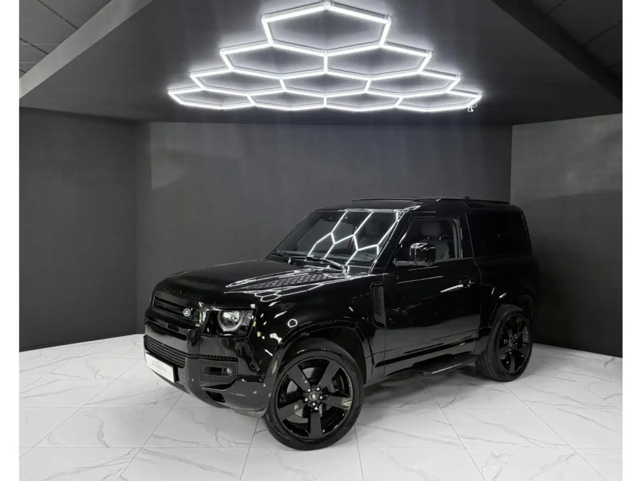 Land Rover Defender 90 AWD V8 WARRANTY 12/2029 — photo 1 of 15