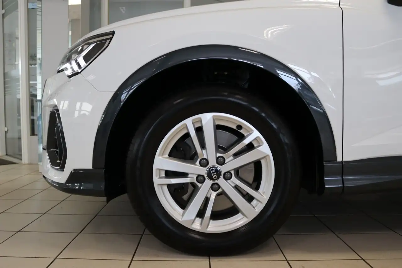 2024 Audi Q3 Sportback 40 TFSI quattro AHK Matrix Pano, photograph 4