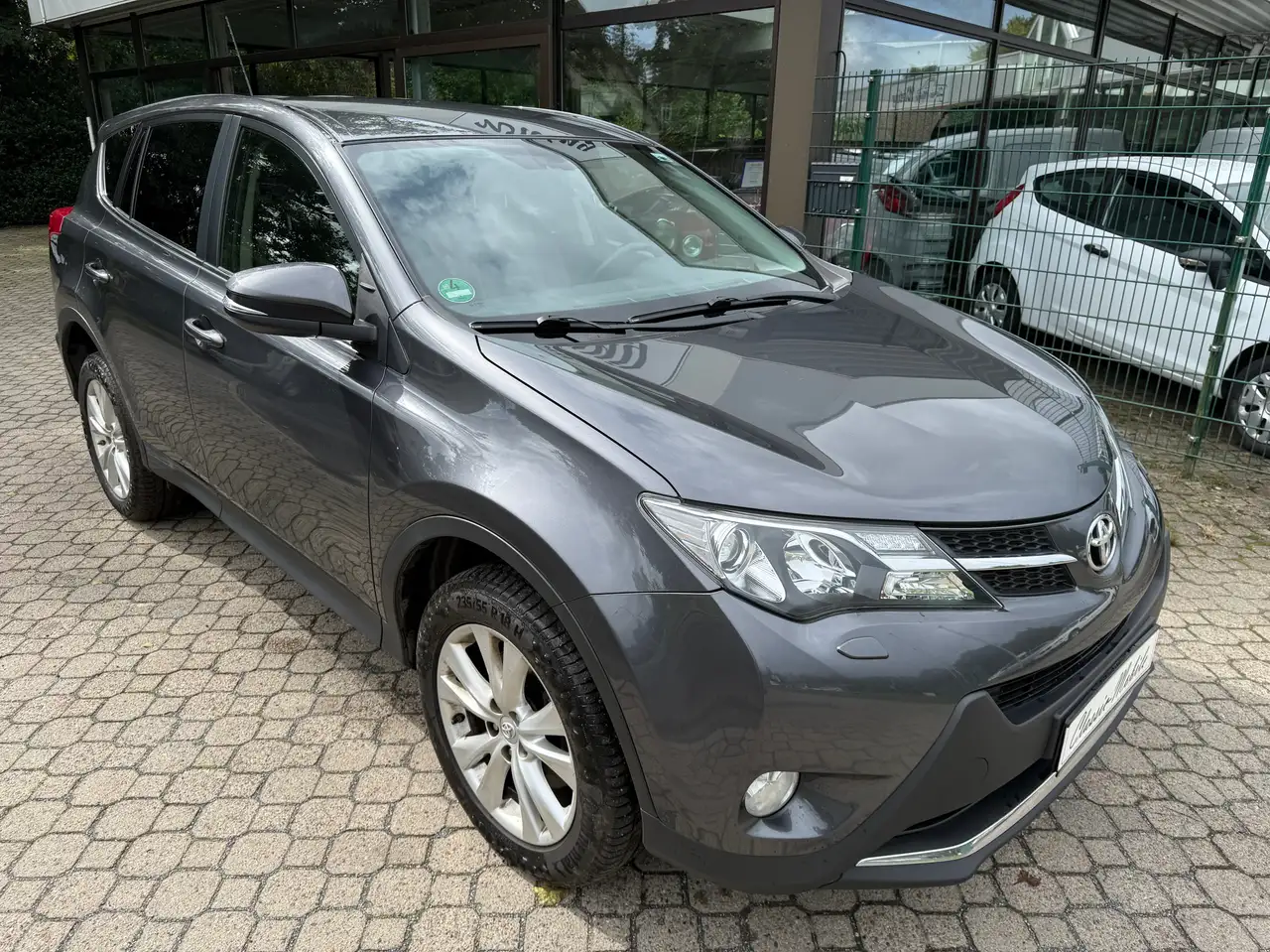 Toyota RAV 4 2.2 D-4D 4x4 Executive *1.Hand*HU neu*Scheckheft*Leder*Xenon*Navi*Kamera* — photo 1 of 15