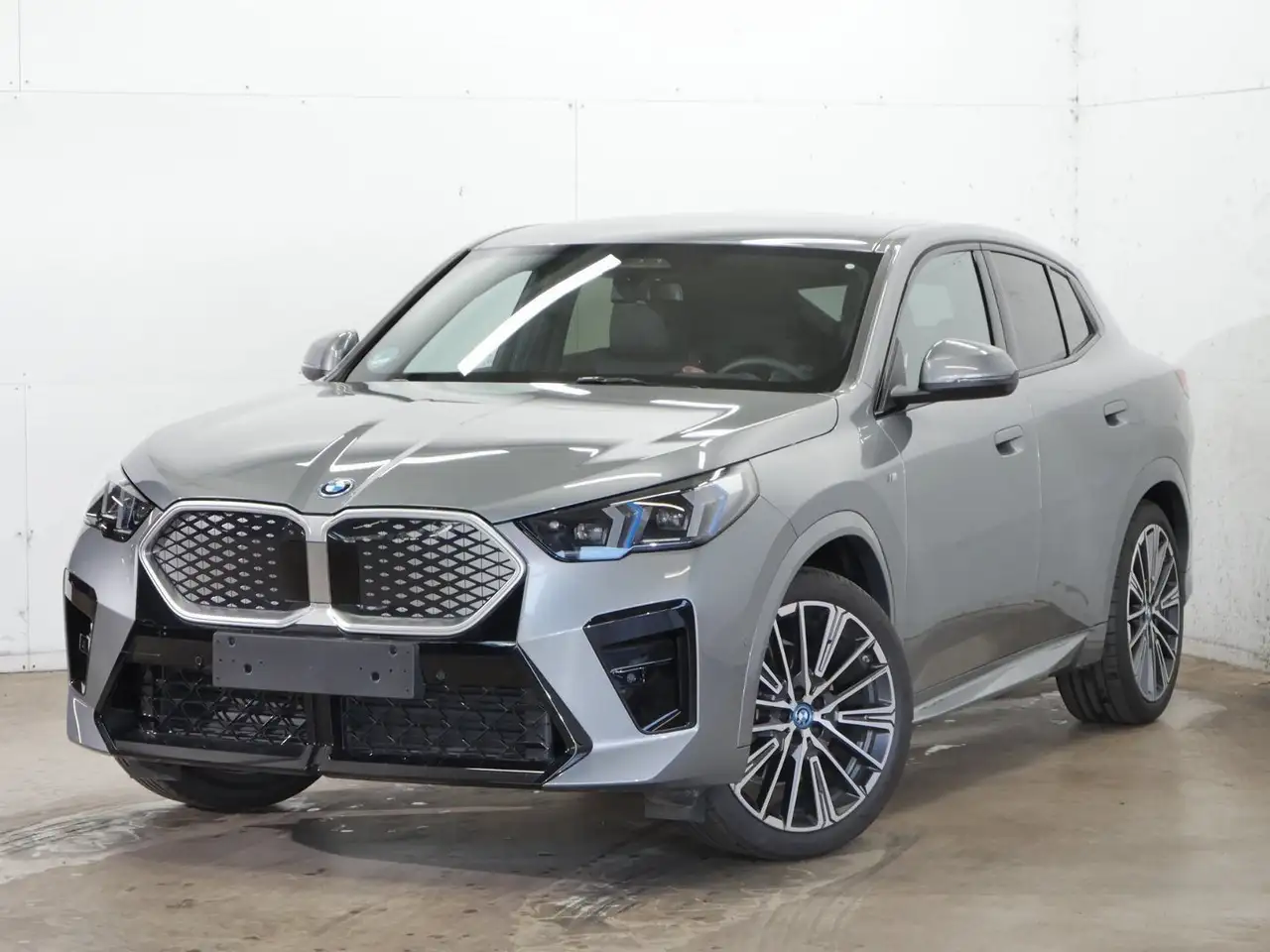 BMW iX2 xDrive30 |Aktivsitz |M Sportpaket |AC-Laden — photo 1 of 13