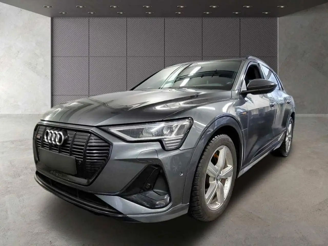 Audi e-tron 55 quattro S line — photo 1 of 28