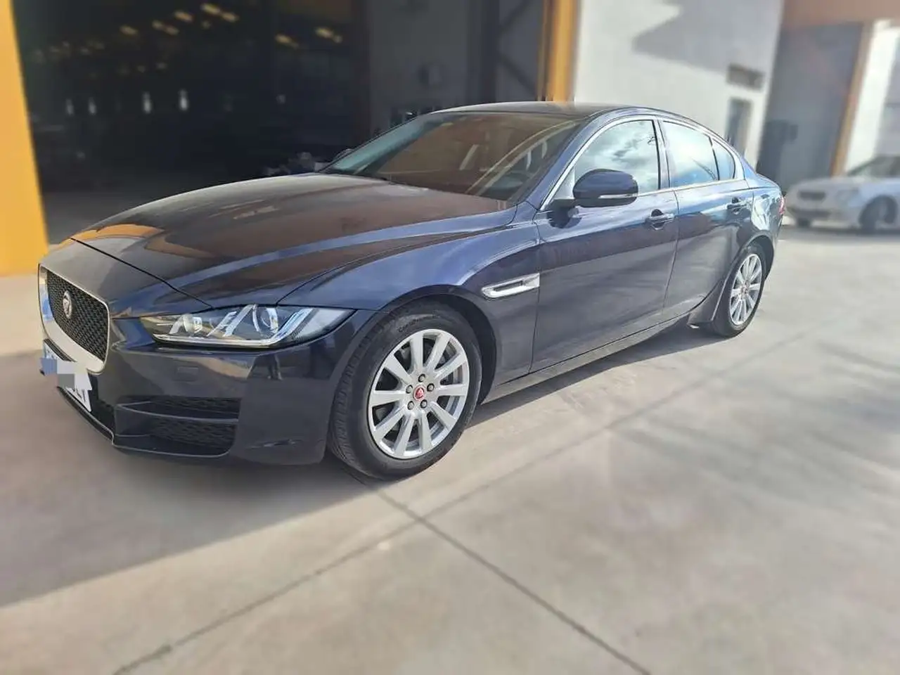 Jaguar XE 2.0 AJ200D Diesel RWD 180cv -Pure — photo 1 of 20