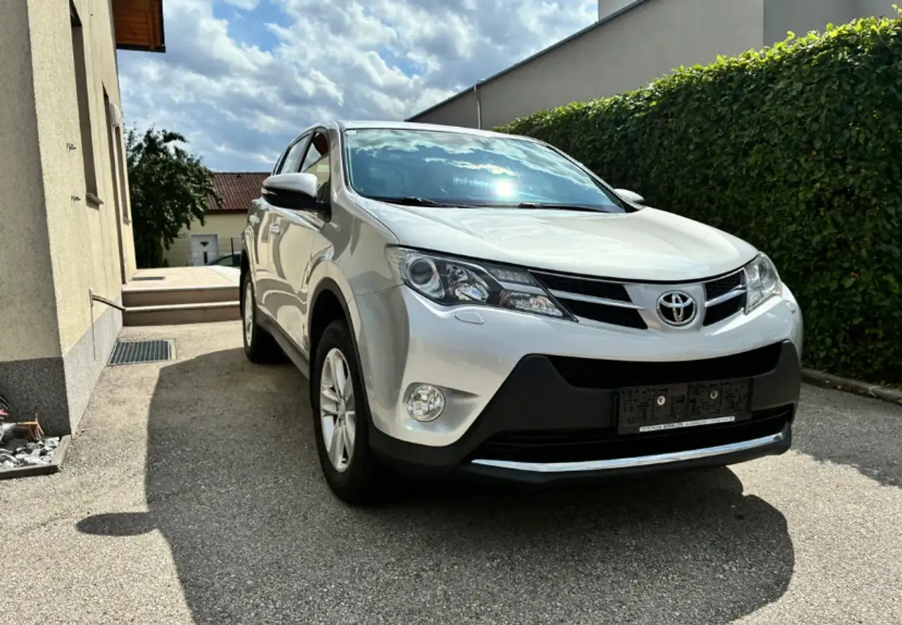 Toyota RAV 4 2,0 Elegance 4WD — photo 1 of 13