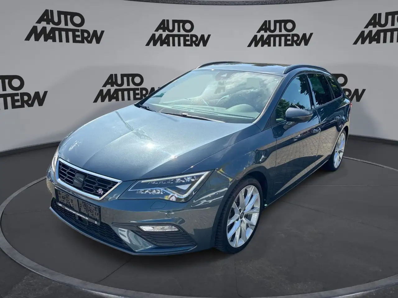 SEAT Leon ST 2.0 TSI FR — photo 1 of 24
