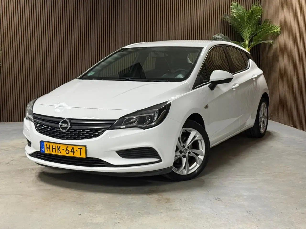 Opel Astra 1.0 Selection — photo 1 of 15