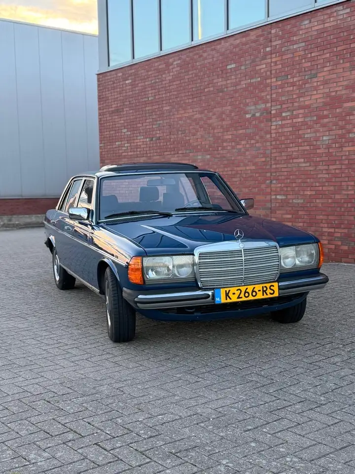 Mercedes-Benz E 230 — photo 1 of 19