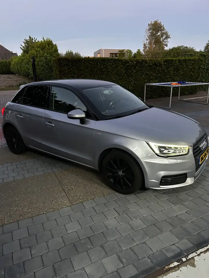 Audi A1 1.0 TFSI Pro Line — photo 1 of 10