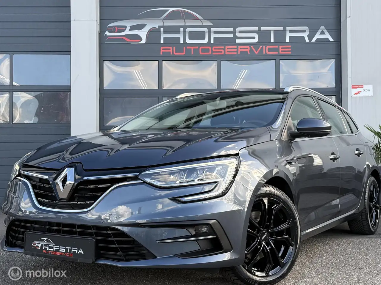 Renault Megane E-Tech Estate 1.6 Plug-In Hybrid 160 E-Tech 17" — photo 1 of 39
