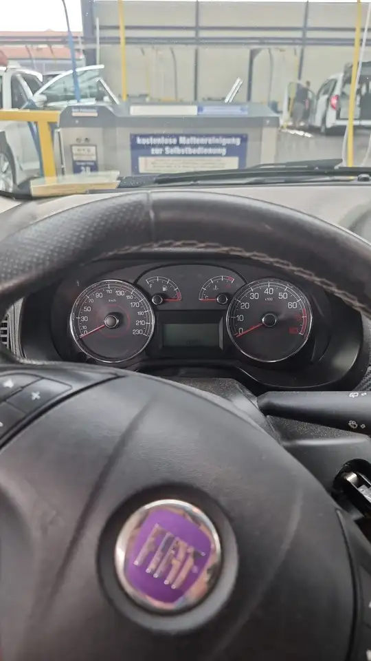 Fiat Grande Punto 1.4 8V Start — photo 1 of 9
