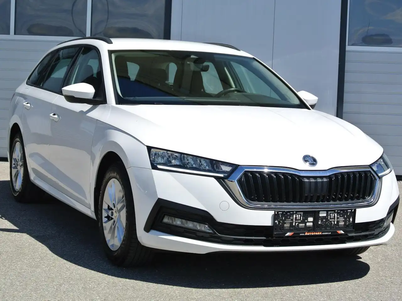 Skoda Octavia Kombi 2,0 TDI Premium * virt. CP // HUD // KAMERA — photo 1 of 12