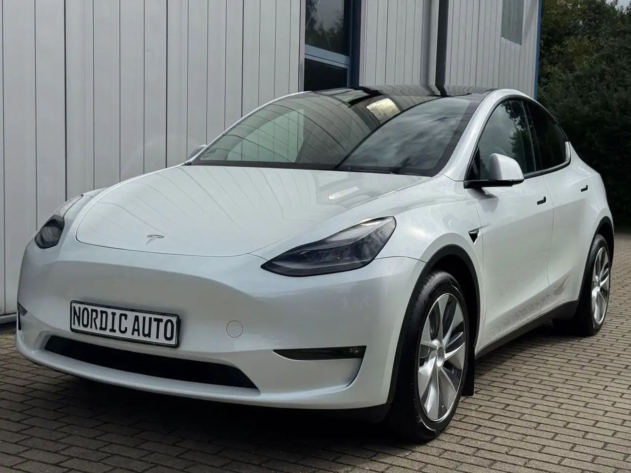 Tesla Model Y Long Range Dual Motor AWD — photo 1 of 27