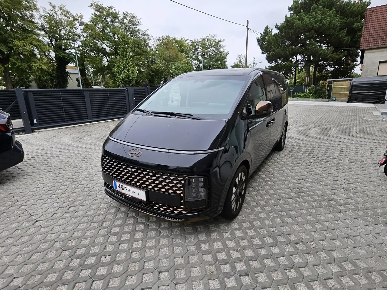 Hyundai STARIA Staria Bus 2,2 CRDi Luxury Line 4WD DCT Aut. Luxury Line — photo 1 of 20