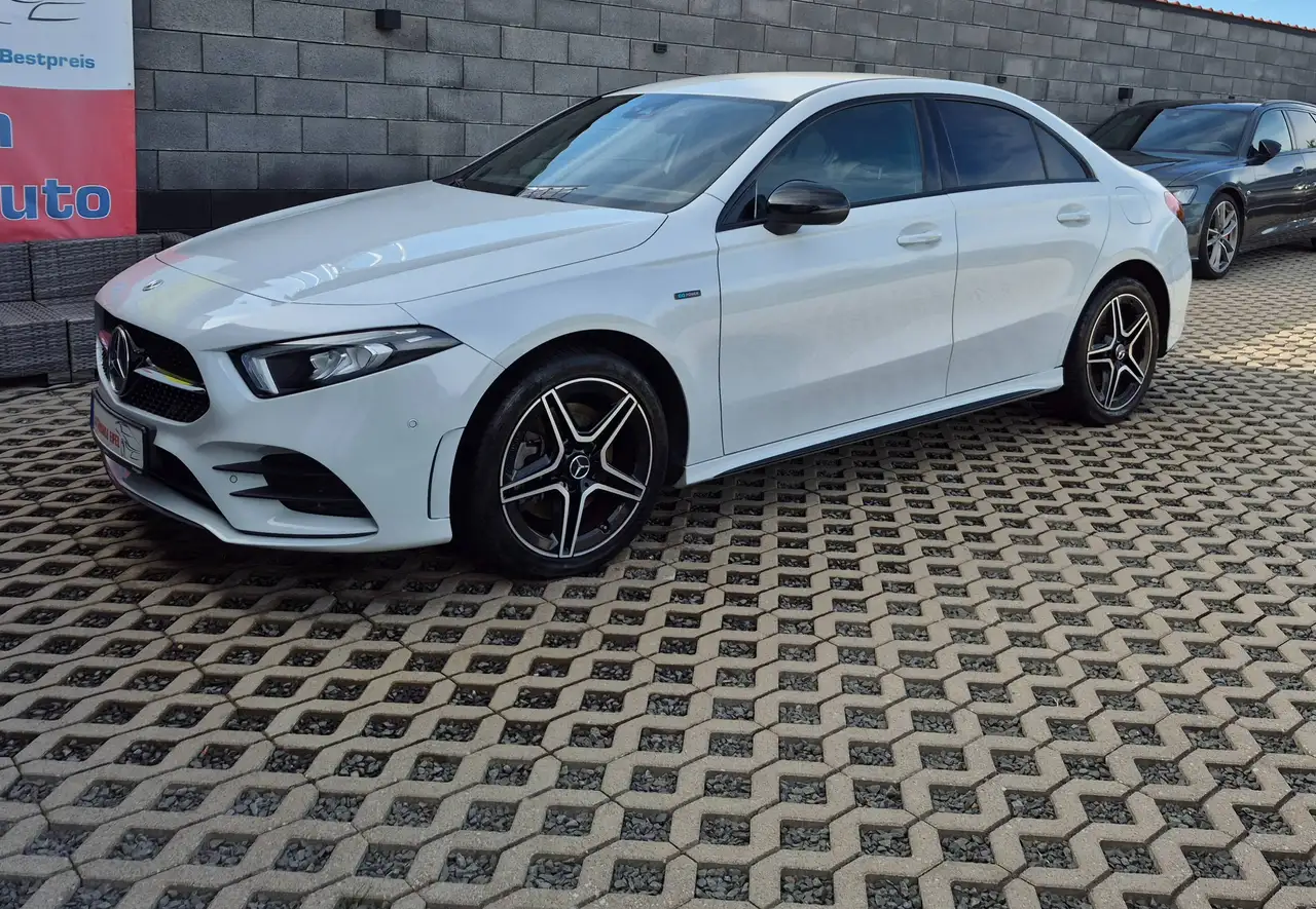 Mercedes-Benz A 250 A 250 e Limo.Edition 2020 AMG*KAMERA*TEMPOMAT*SHZ*AMBIENTE*NIGHT PAKET*ALU — photo 1 of 36