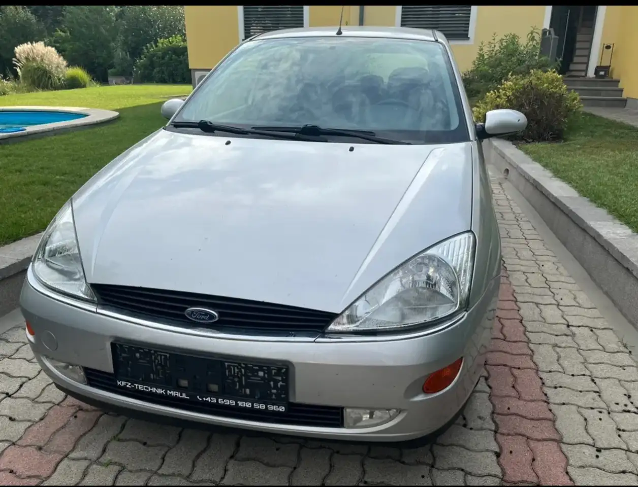 Ford Focus Ghia 1,6 — photo 1 of 3
