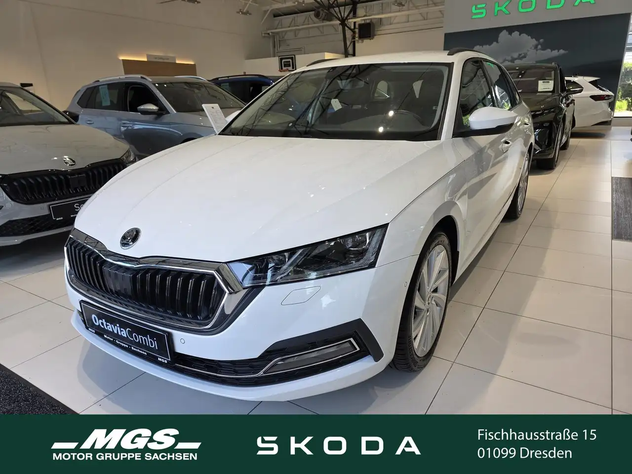 Skoda Octavia Combi 1.5 TSI First Edition — photo 1 of 30