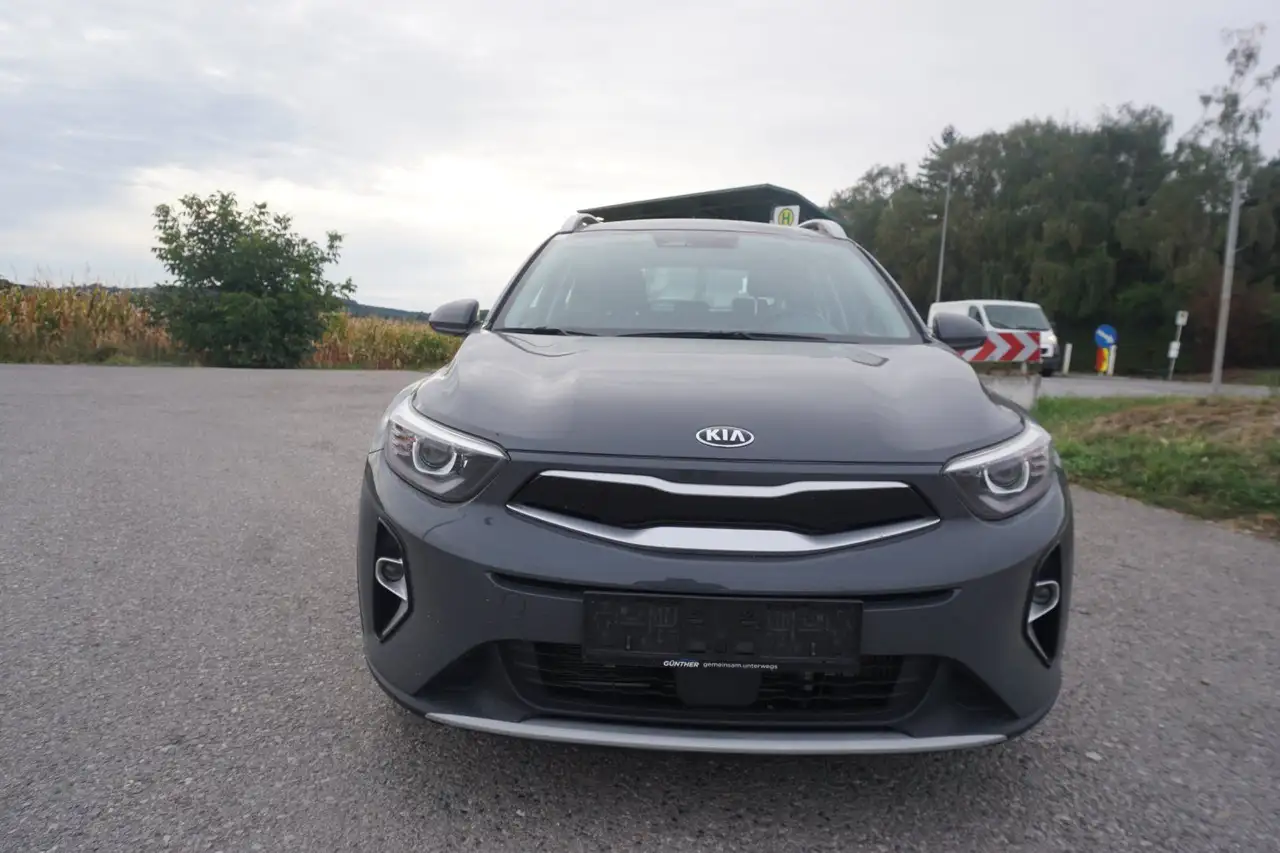 Kia Stonic 1.0 T-GDI Silber OPF — photo 1 of 24