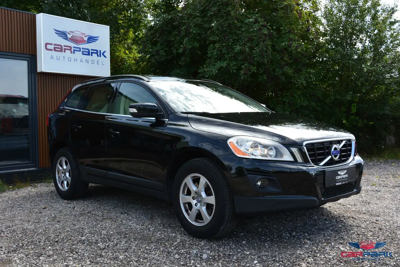 Volvo XC60 2,4D AWD Momentum Geartronic — photo 1 of 32