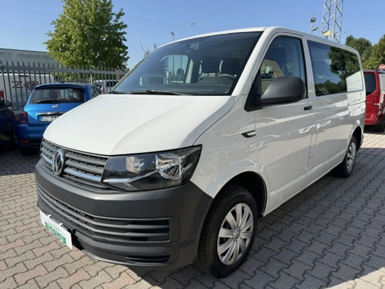 Volkswagen T6 Caravelle 2.0 TDI 150 DSG — photo 1 of 12