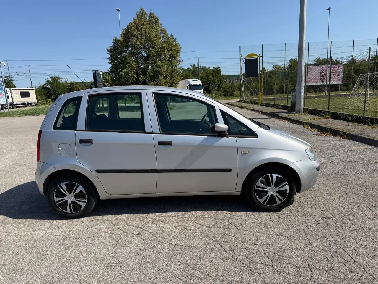 Fiat Idea 1.2 16v Black Label FL — photo 1 of 9