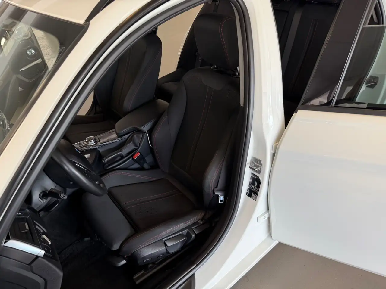 2019 BMW 318 d Sport Line Aut. PANO/HIFI/LED/MULTI, photograph 8