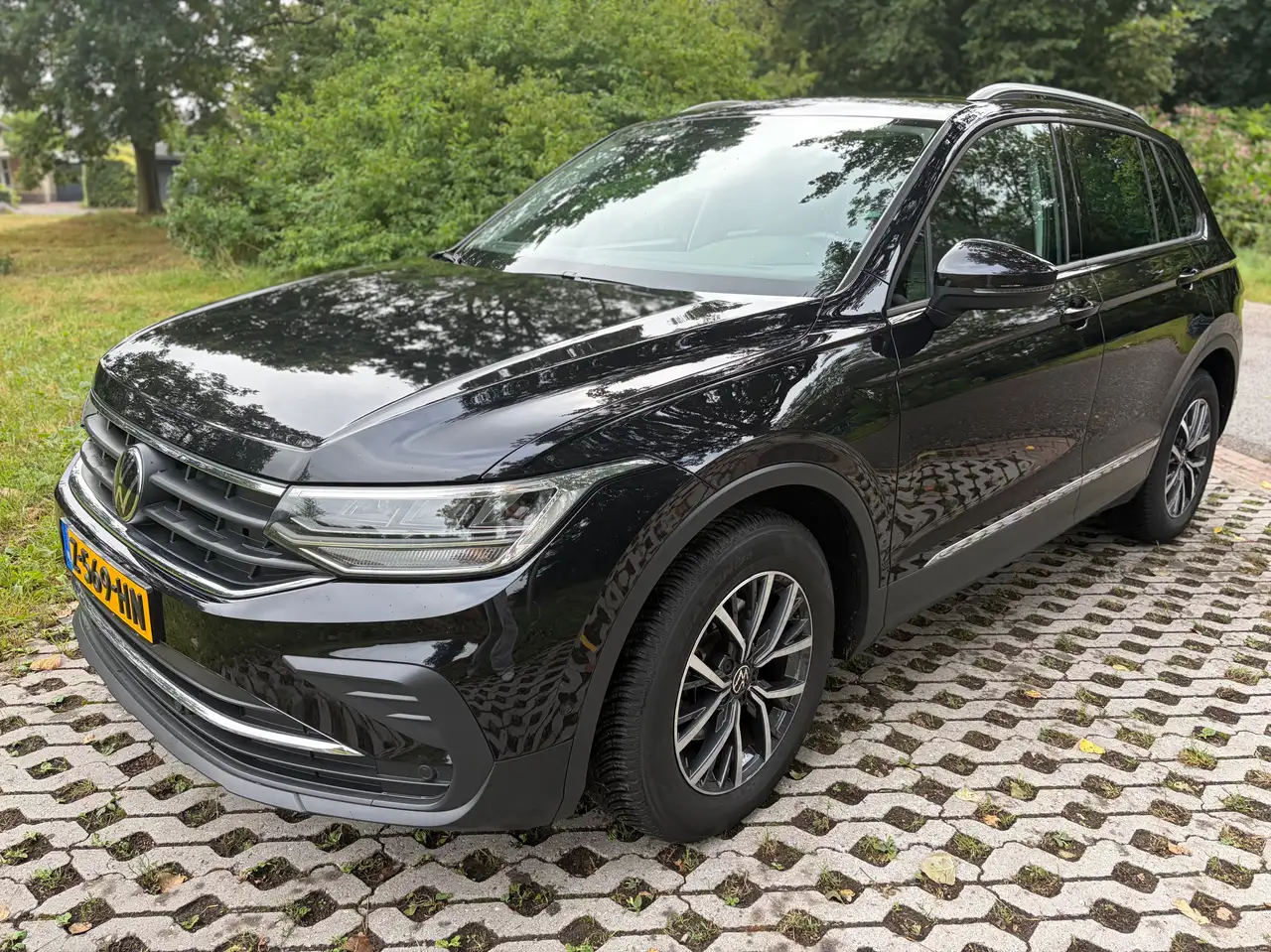 Volkswagen Tiguan Tiguan 1.5 TSI Life Business — photo 1 of 14