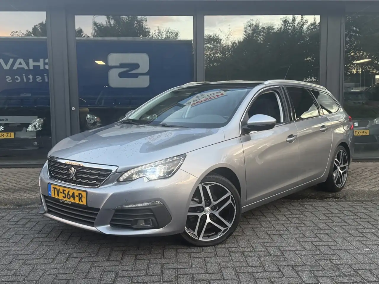 Peugeot 308 SW 1.2 PureT.Blue L. Pr Full options NL Auto Autom — photo 1 of 31