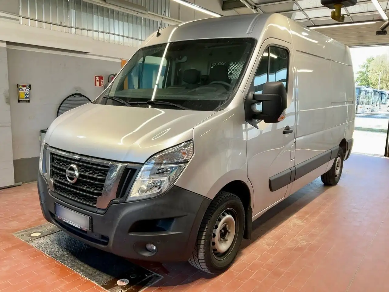 Nissan NV400 L2H2 3,5t AUT 1. HAND NAVI PDC CAM S-HEFT — photo 1 of 27