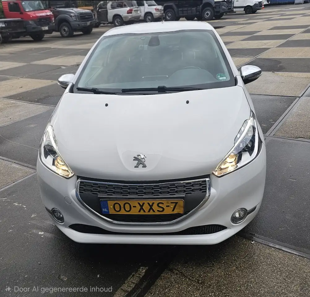 Peugeot 208 1.2 VTi Allure — photo 1 of 12