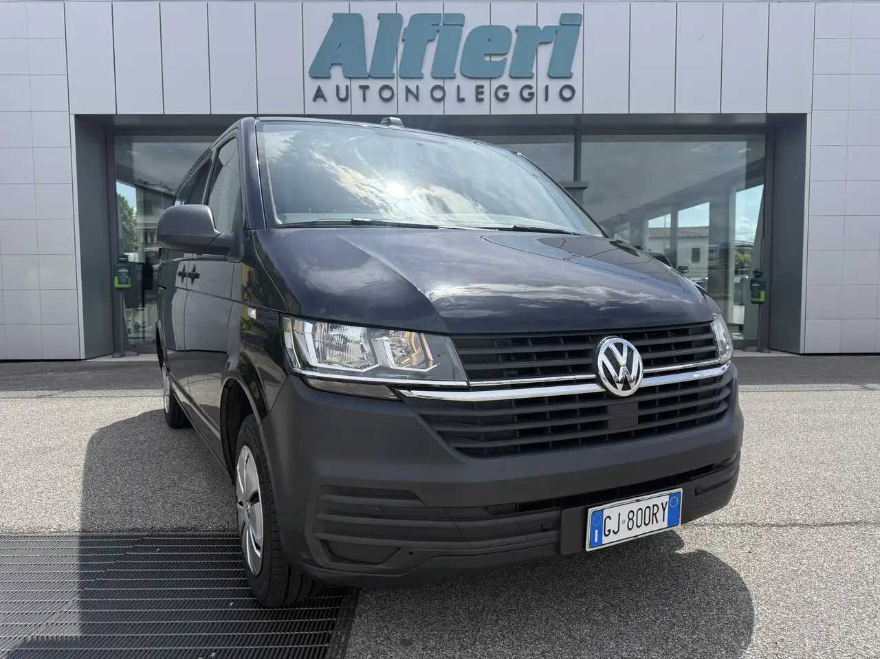 Volkswagen T7 Transporter VW Transporter T6.1 Business 2.0 TDI 110CV E6D CarPlay PDC IVA — photo 1 of 15