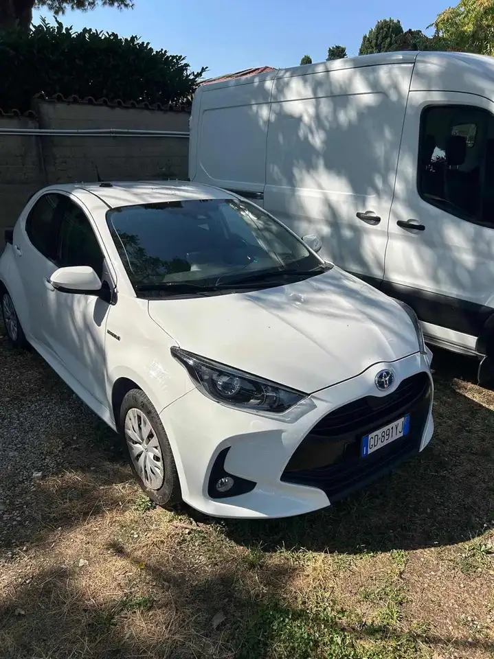 Toyota Yaris 1.5 Hybrid 5 porte Trend — photo 1 of 10