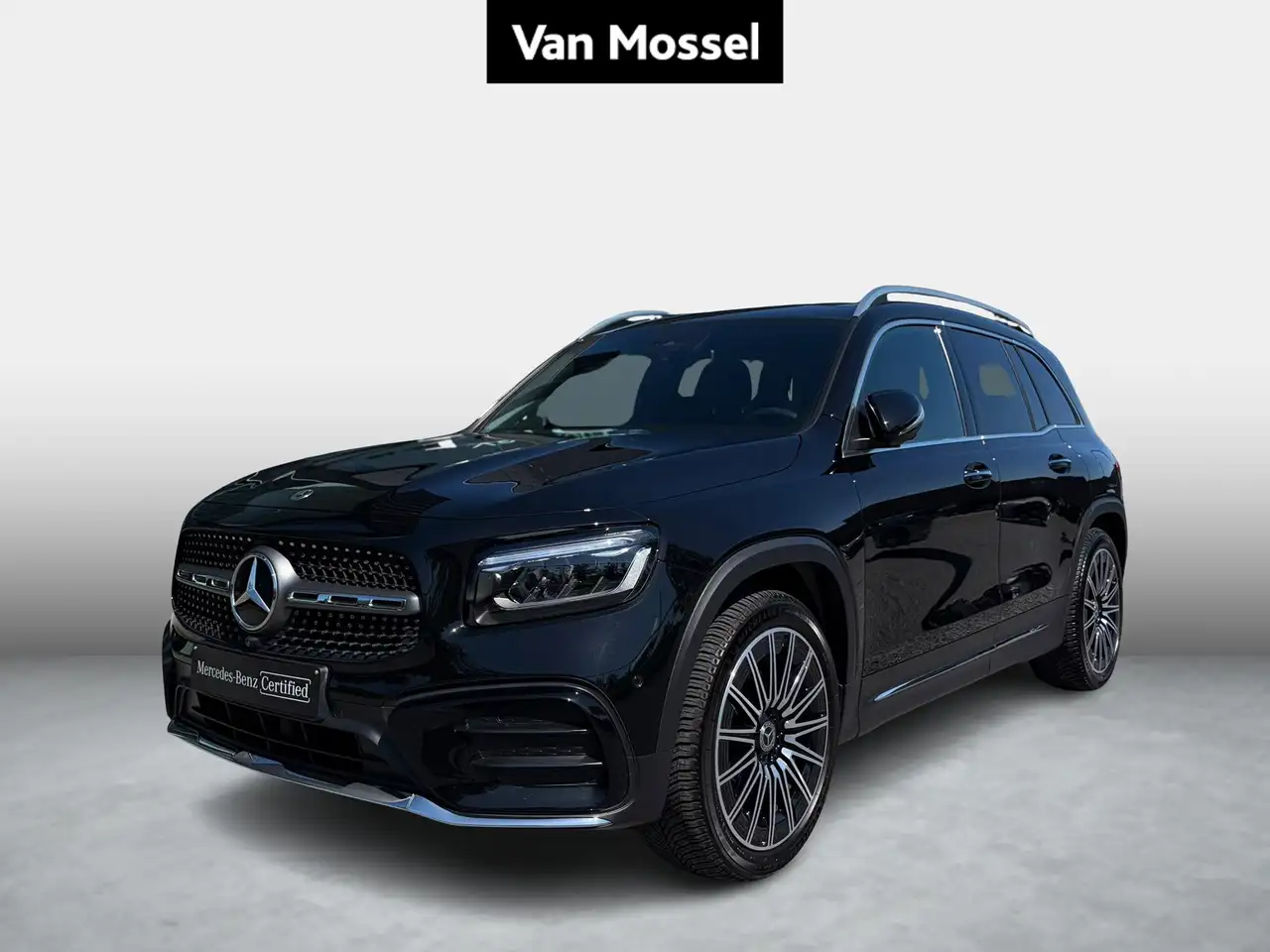 Mercedes-Benz GLB 180 AMG Line + PANO DAK + TREKHAAK + CARPLAY + SURROUN — photo 1 of 15