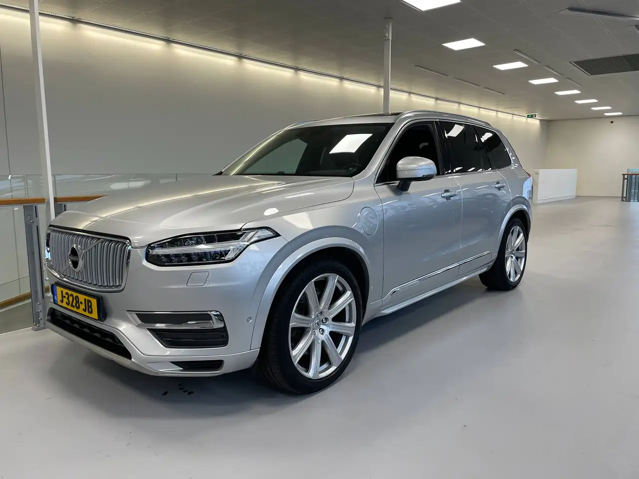 Volvo XC90 Twin Engine INSCRIPTION AWD | Bowers & Wilkins | Leder | Stoelverwarming voor & achter | Standkachel | Panoramadak — photo 1 of 10