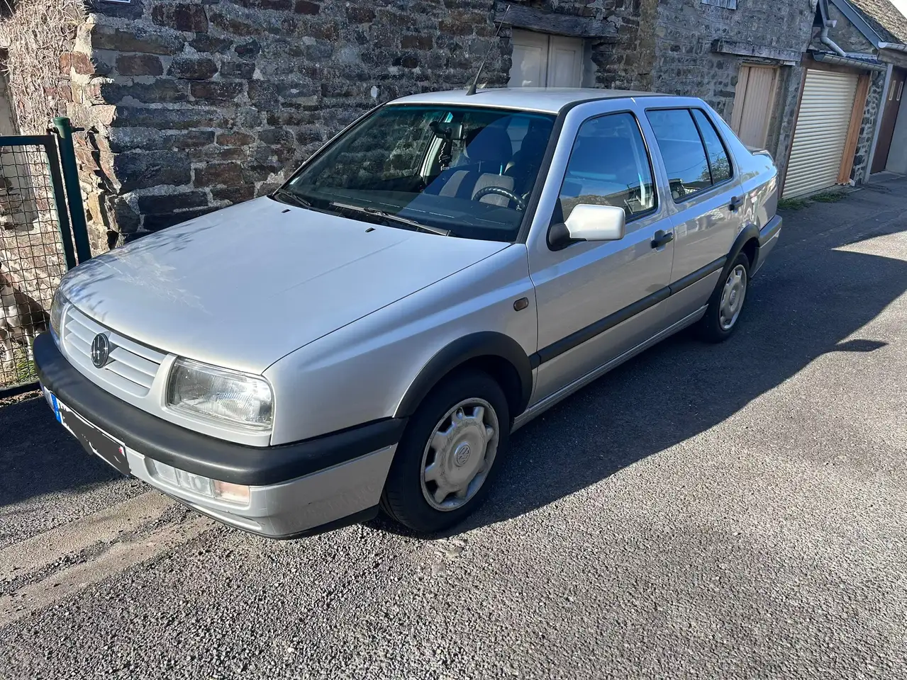 Volkswagen Vento Vento 90 — photo 1 of 4