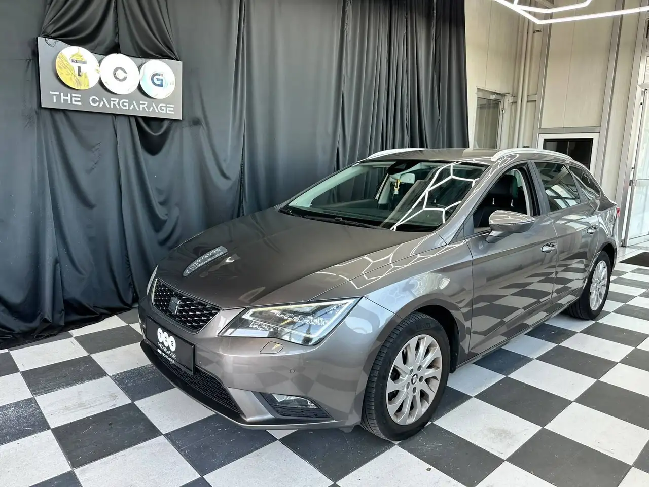 SEAT Leon Style — photo 1 of 19