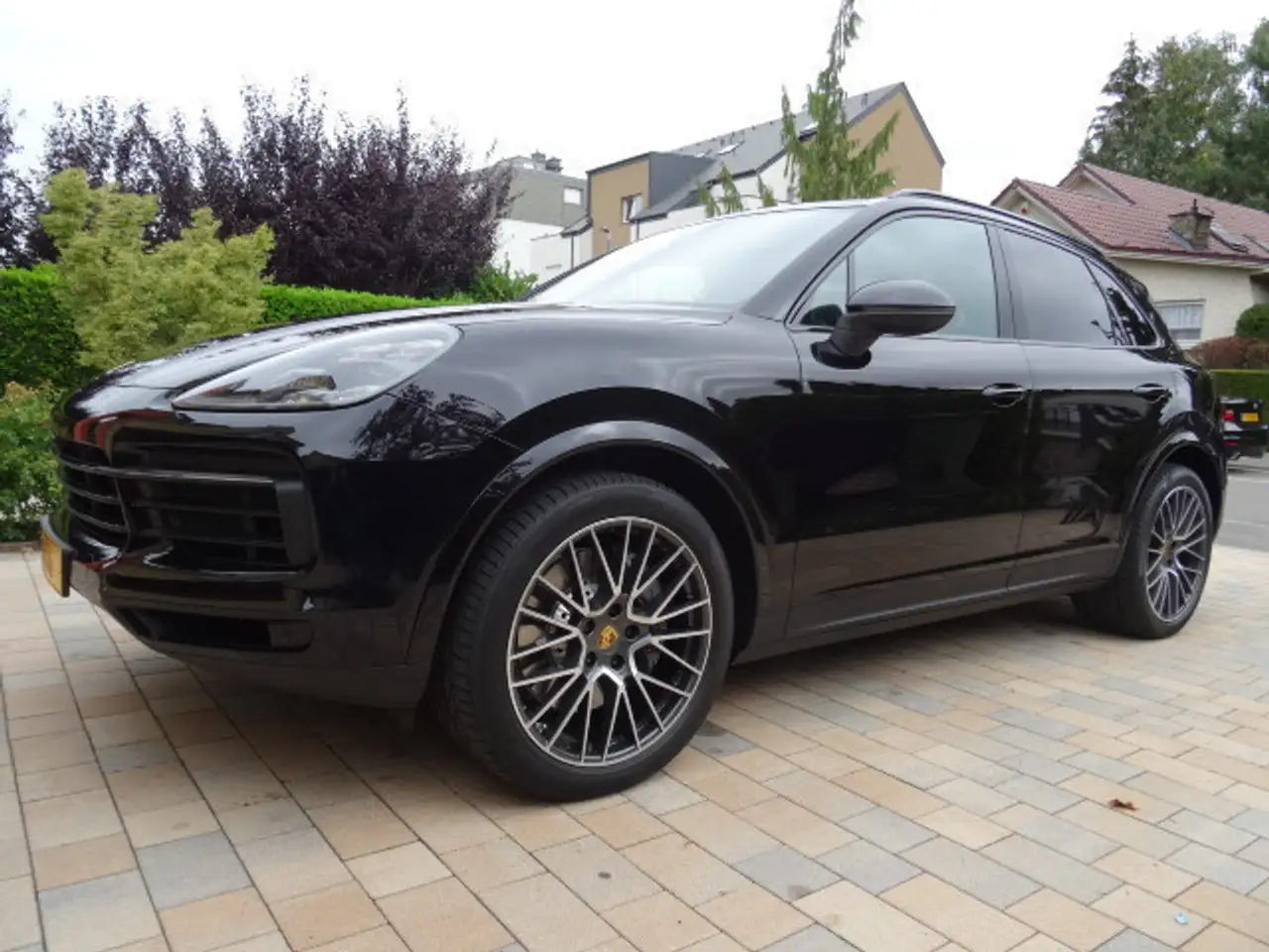 Porsche Cayenne S — photo 1 of 15