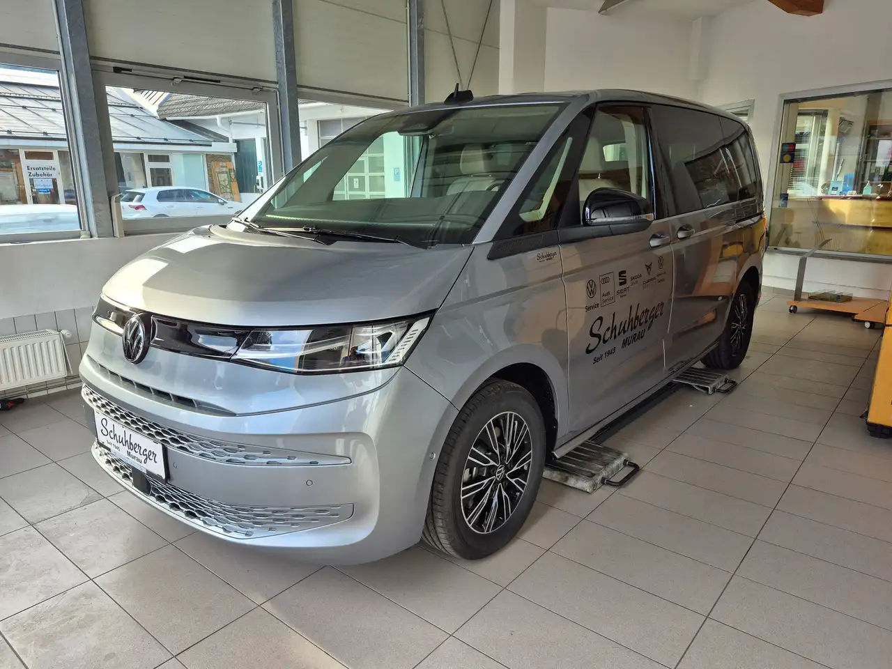 Volkswagen T7 Multivan eHybrid 4MOTION — photo 1 of 19