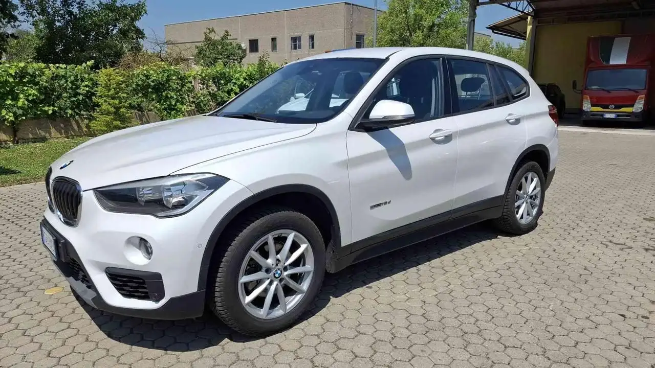 BMW X1 sDrive16d Sport — photo 1 of 15