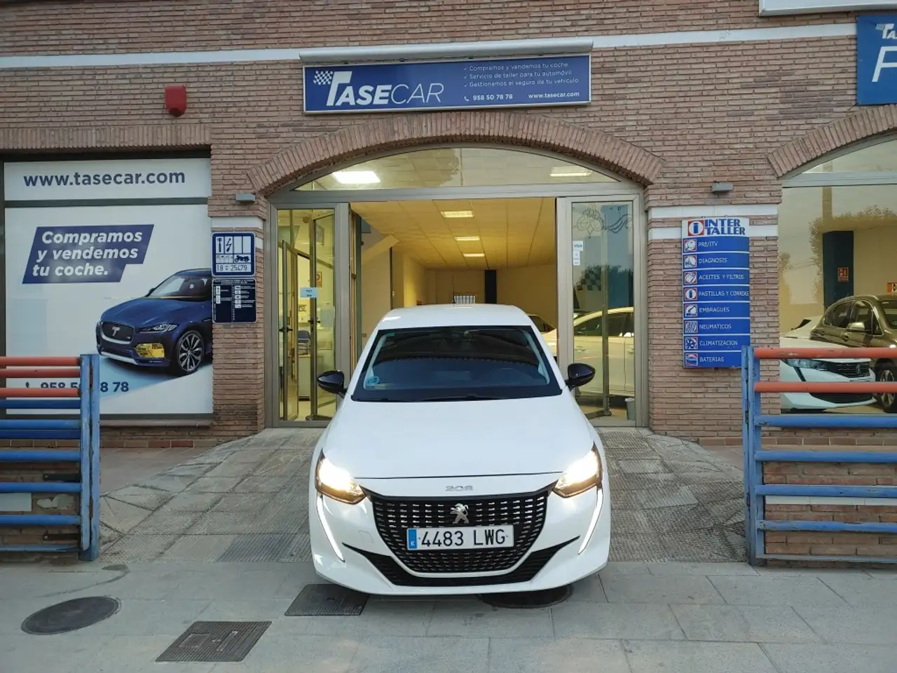 Peugeot 208 1.5 BlueHDi S&S Active 100 — photo 1 of 10