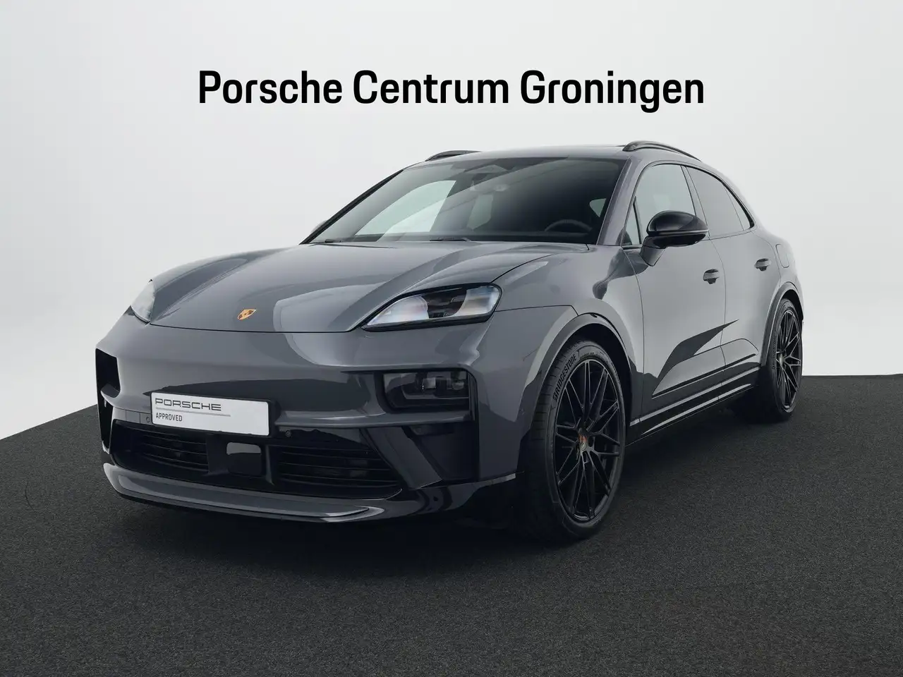 Porsche Macan 4 — photo 1 of 40