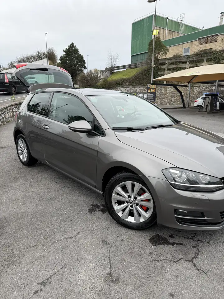 Volkswagen Golf 1.6TDI CR BMT Bluemotion 110 — photo 1 of 7