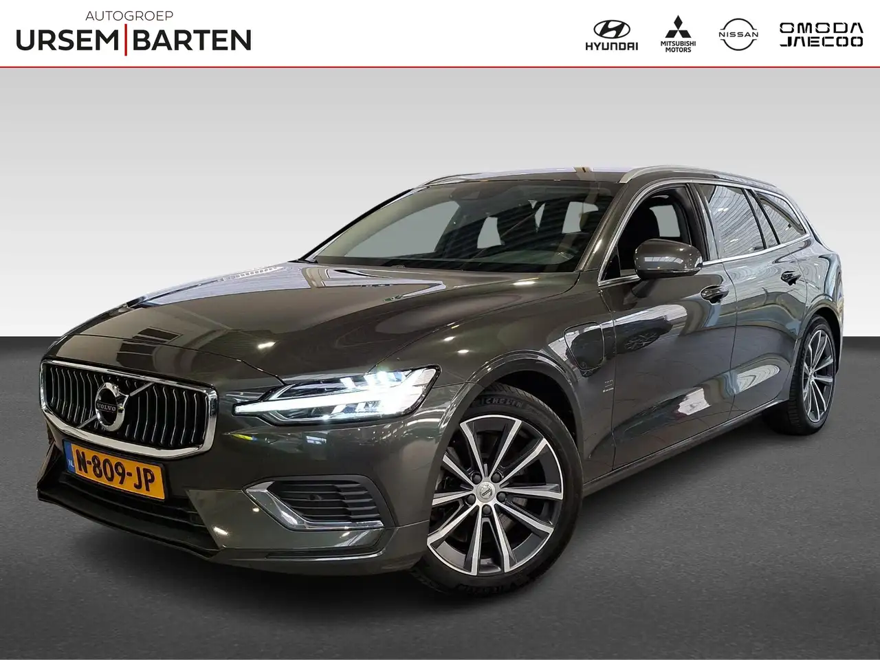 Volvo V60 2.0 T6 Recharge AWD Inscription Expression | Apple — photo 1 of 26