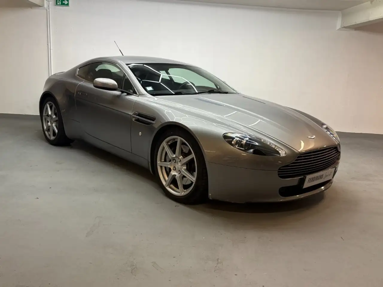 Aston Martin V8 4.3 — photo 1 of 26