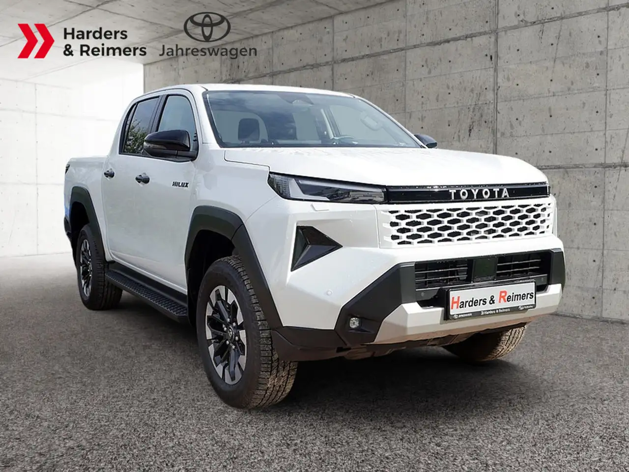 Toyota Hilux Double Cab 2.8 Executive — photo 1 of 15