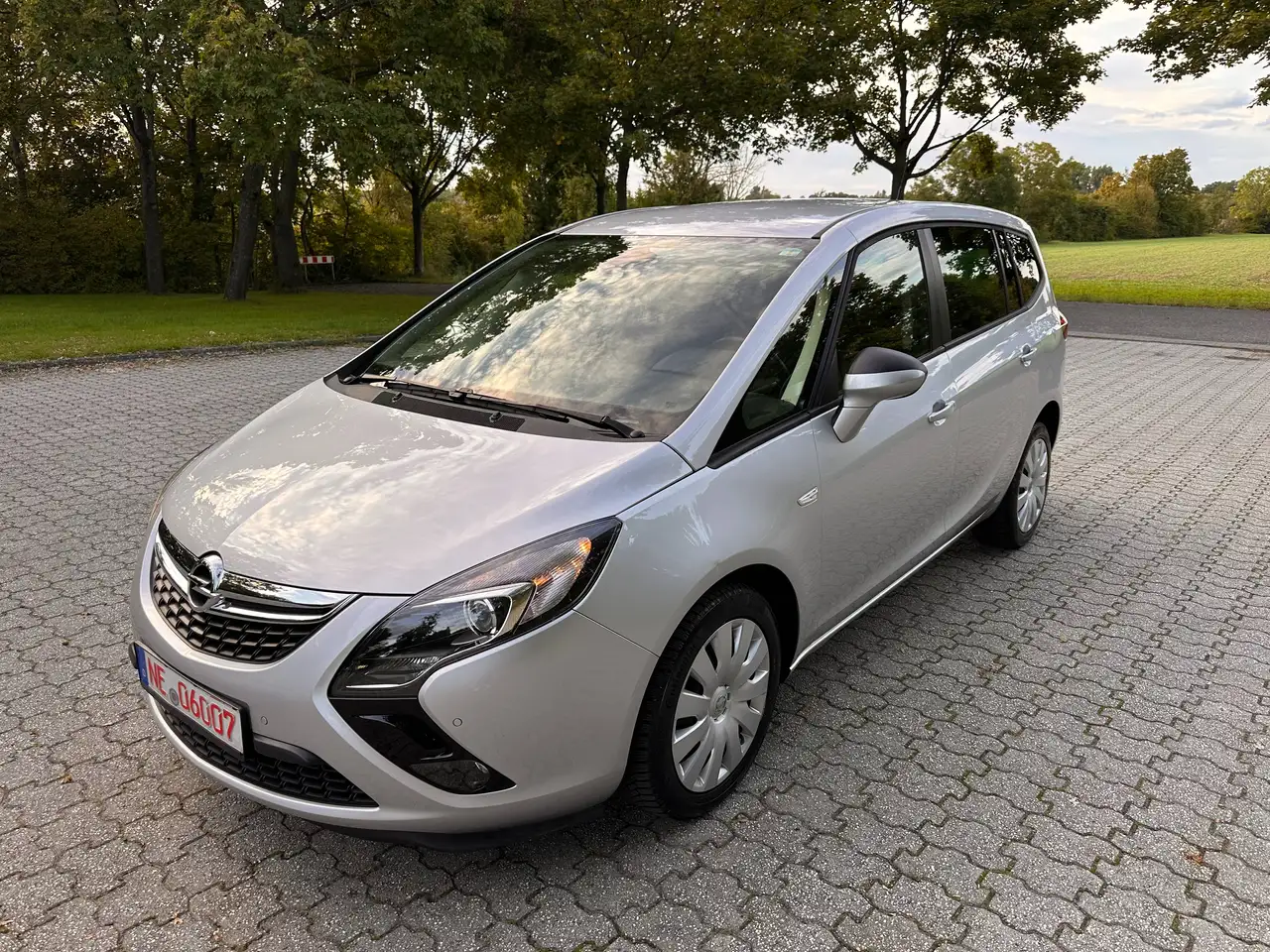 Opel Zafira Tourer Edition — photo 1 of 16