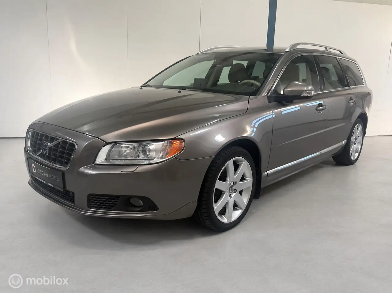 Volvo V70 2.5T Summum AUTOMAAT / LEER / XENON — photo 1 of 22