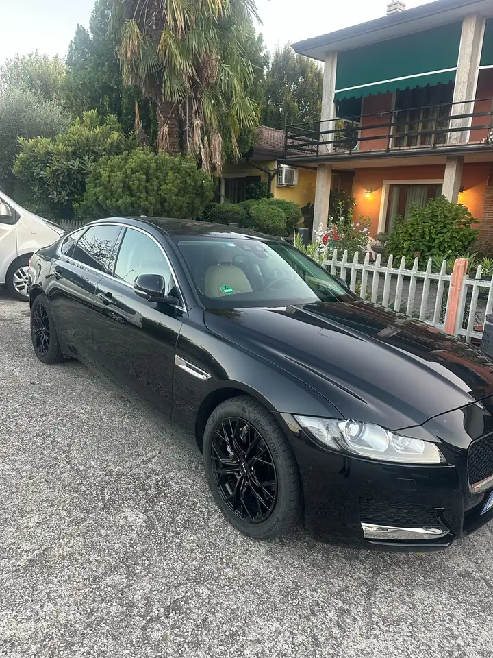 Jaguar XF 2.0d Portfolio 180cv auto — photo 1 of 7